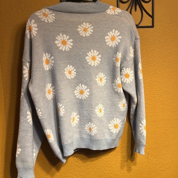 Large Floral Daisy Cropped Cardigan - Picture 2 of 4